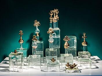 Durk Valkema/Ulla Forsell: "Das Schloss" (1975, Glas in Form und frei geblasen, teilweise golden lüstriert).Foto: Jochen Berger