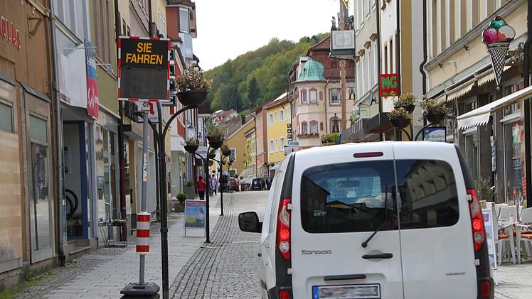 Eine zweite Messanlage steht im vorderen Teil der Fußgängerzone kurz vor dem Fahrradladen. Die andere befindet sich im hinteren Teil bei der Parfümerie. Foto: Ulrike Müller