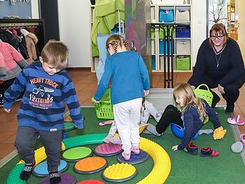 Haben sich die Bewegungsbaustelle selbst ausgesucht - die Kinder von St. Gisela schulen unter der Aufsicht von Kindergartenleiterin Nadja Heinbuch spielerisch ihr Balancegefühl und ihre Fußmotorik. Foto: Barbara Herbst