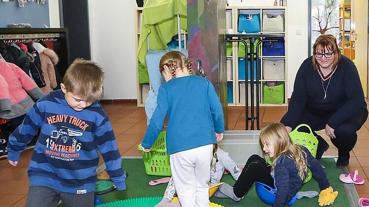 Haben sich die Bewegungsbaustelle selbst ausgesucht - die Kinder von St. Gisela schulen unter der Aufsicht von Kindergartenleiterin Nadja Heinbuch spielerisch ihr Balancegefühl und ihre Fußmotorik. Foto: Barbara Herbst