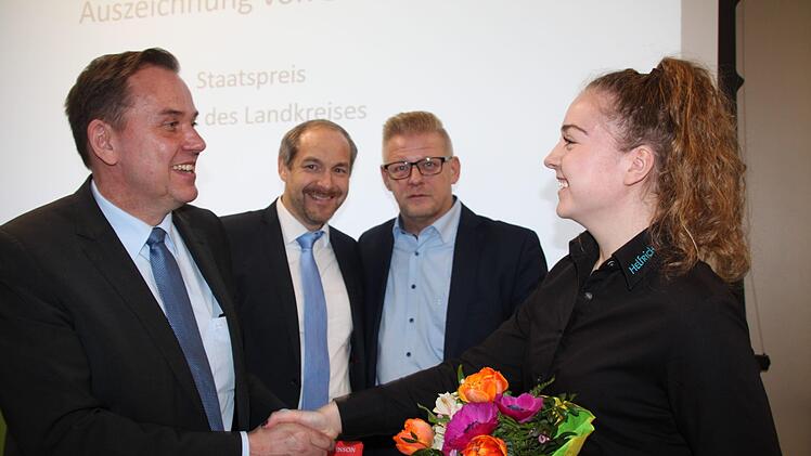 Erste Anwärterin auf den Rolex-Preis  im Sommer dieses Jahres ist Lea Schaab aus Riedenberg im Landkreis Bad  Kissingen. Stellvertretender Landrat Jorg Kunstmann (Zweiter von links),  Kulmbachs Dritter Bürgermeister Frank Wilzok und der Leiter des beruflichen  Schulzentrums Alexander Battistella (links) überreichen der technischen  Systemplanerin den Staatspreis der Regierung von Oberfranken.Foto: Stephan  Stöckel.