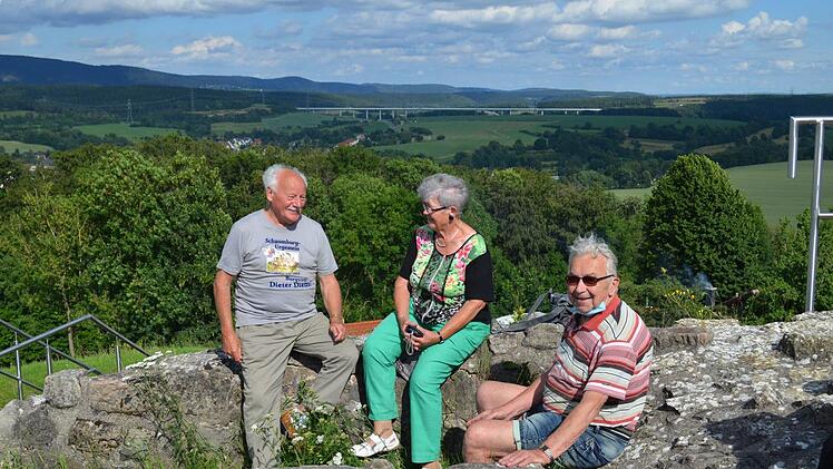 Ein Schaumburg-Urgestein: Dieter Dietzel (links) trägt sein T-Shirt mit Stolz. Foto: Gabi Bertram