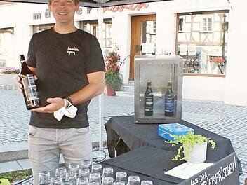 Mathias Höhn warb auf dem Marktplatz für sein Bier. Foto: Manfred Welker