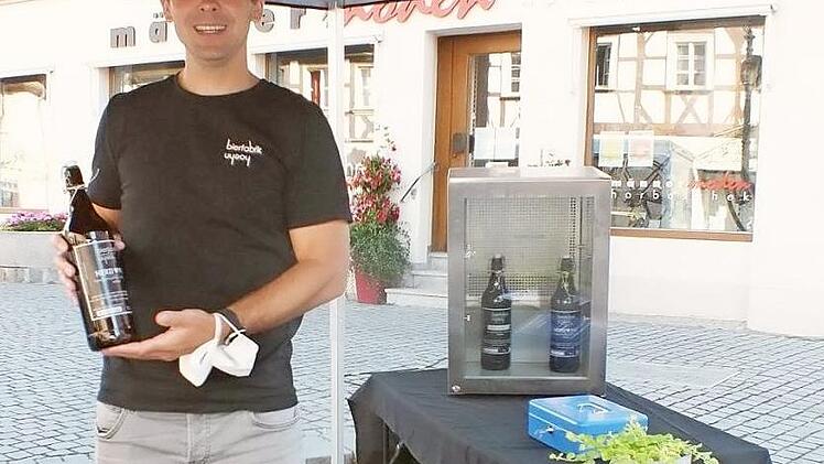 Mathias Höhn warb auf dem Marktplatz für sein Bier. Foto: Manfred Welker