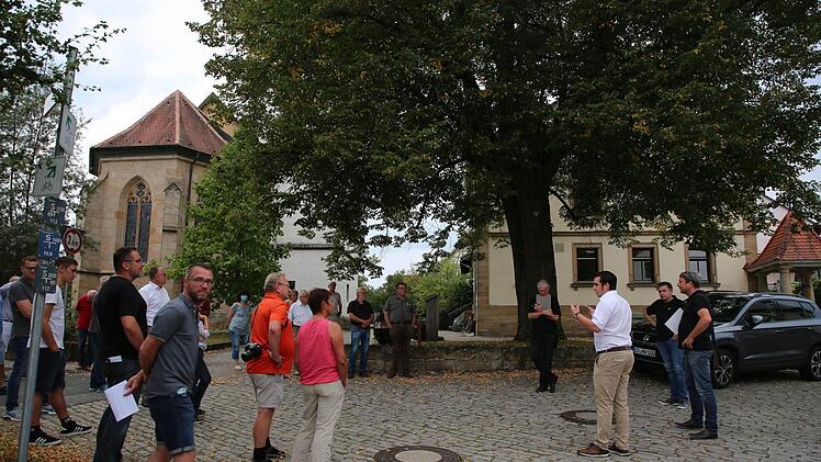 Der Platz unter der Dorflinde, darin waren sich alle einig, bildet den Mittelpunkt des Ortes. Foto: Bettina Knauth