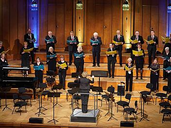 Die Kissinger Sängervereinigung lässt es sich nicht nehmen, den 100. Geburtstag des Sängerkreises Schweinfurt im Max-Littmann-Saal mitzufeiern. Foto: Nina Pereira Santo