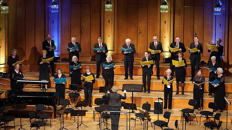 Die Kissinger Sängervereinigung lässt es sich nicht nehmen, den 100. Geburtstag des Sängerkreises Schweinfurt im Max-Littmann-Saal mitzufeiern. Foto: Nina Pereira Santo