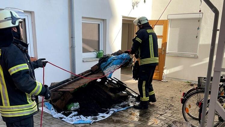 Bamberg: Feuerwehr rückt zu Brand aus - Anwohner verhindern Ausbreiten des Feuers