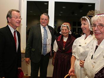 Die drei Damen in ihrer schlesischen Tracht fielen nicht nur dem prominenten Gast Franz Müntefering (links, daneben Landrat Eberhard Irlinger) ins Auge.Fotos: Evi Seeger