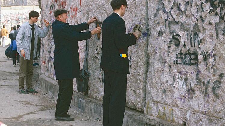 Helmut Zink hat vor und nach dem 9. November 1989 zahlreiche Fotos in Berlin gemacht. Hier sind einige "Mauerspechte" am Werk, die kleine Betonstücke aus dem teilenden Bollwerk schlagen. Fotos: Helmut Zink