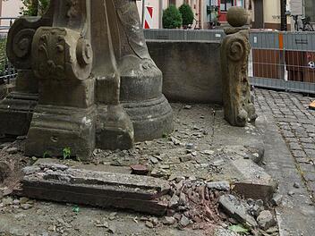 Ramponiert steht die Heiligenfigur am Bürgerspital. Foto: Arkadius Guzy