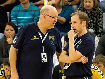 Die beiden HSC-Trainer Jan Gorr (rechts) und sein Assistent Martin Röhrig sahen das Unheil kommen. Doch gegen die starken Friesenheimer war an diesem Tag kein Kraut gewachsen.