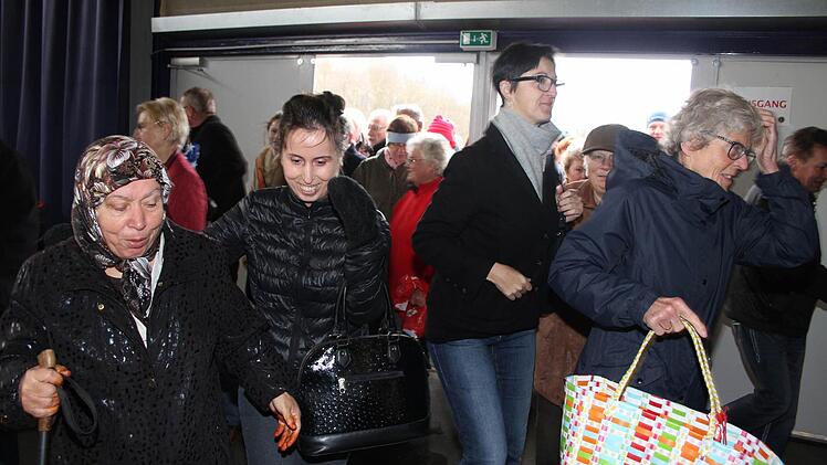 Wenn die Türen geöffnet werden, spurtet die Menge los: Denn die Schnäppchenjäger wissen genau, wo Blumen, Bücher, Stoffe, Möbel oder Weihnachtssachen zu finden sind.
