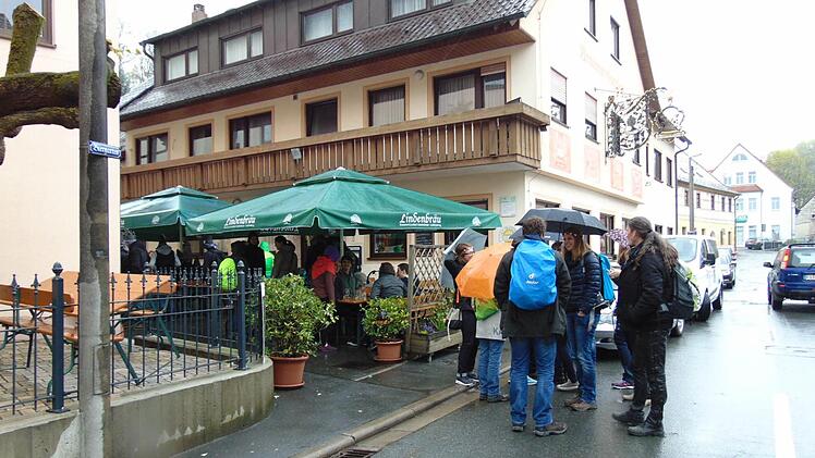Dem Regen zum Trotz in den Biergarten in Gräfenberg Foto: Petra Malbrich