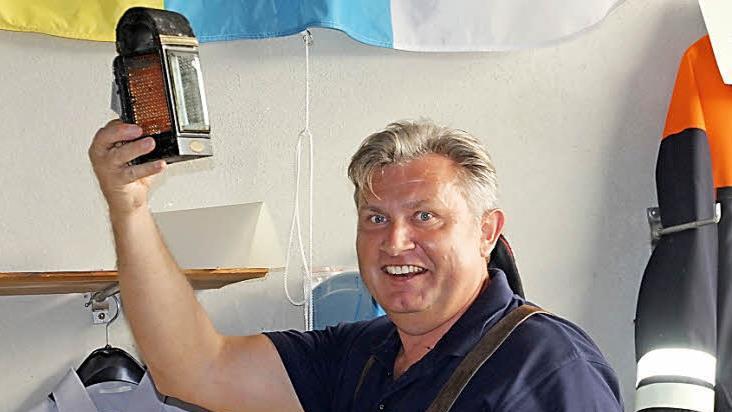 Zweiter Kommandant Stefan Schor zeigt alte Feuerwehrgerätschaften zu den Erläuterungen von Bürgermeisterin Gertrud Bühl. Foto: Helmut Will