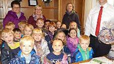 Das Bild zeigt Kinder und Erzieher des evangelischen Kindergartens, und Robert Boschs Sohn (links direkt neben ihm), der ebenfalls zu den Gratulanten zählte. Foto: privat
