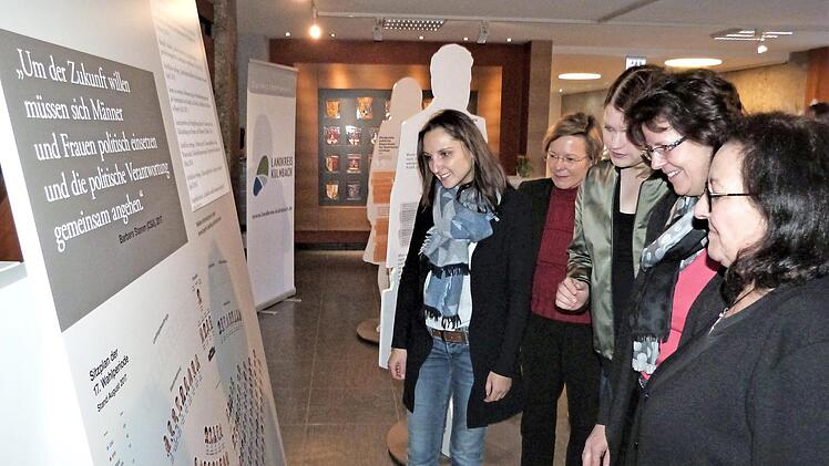 Den 178 Mandatsträgerinnen, die von 1946 bis 2016 im Bayerischen Landtag Politik gemacht haben, ist eine Wanderausstellung gewidmet, die derzeit im Landratsamt Kulmbach zu sehen ist. Foto: Werner Reißaus