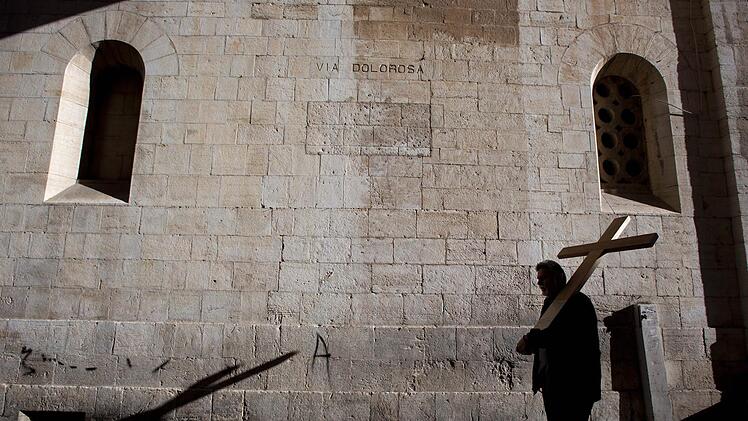 Wegen des Todes Jesu ist der Karfreitag  einer der höchsten christlichen Feiertage. Das Kreuz ist speziell an diesem Tag ein wichtiges Symbol in den Gemeinden. Foto: Jim Hollander/epa