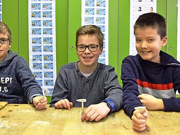 Tom, Jeremias und Felix (v. l.) freuen sich über ihr Mitbringsel vom Praktikumstag. Foto: Klaus Strienz