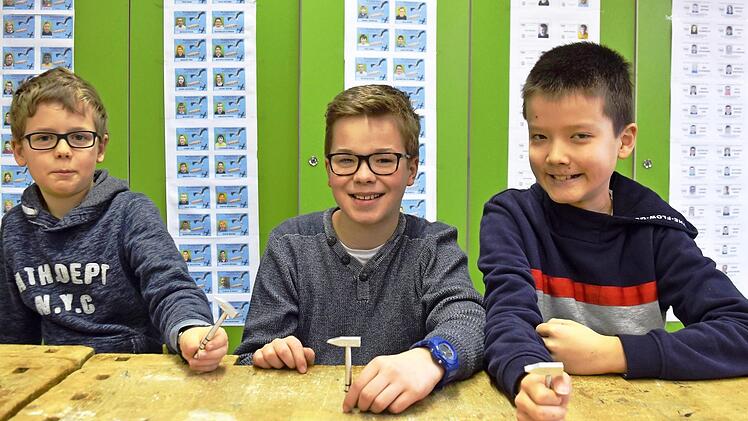 Tom, Jeremias und Felix (v. l.) freuen sich über ihr Mitbringsel vom Praktikumstag. Foto: Klaus Strienz