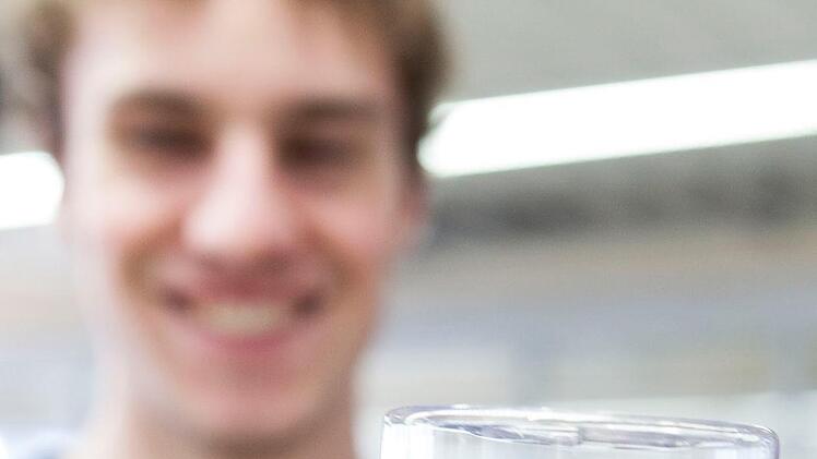 Fiete Menzel zeigt die von den Schülern gebaute Solarleuchte für den Garten.privat