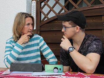 Mutter und Sohn im Gespräch über den Klimawandel: Stadträtin Heike Kötzner erfuhr von ihrem Sohn Michel von der aktuellen Diskussion über den Youtuber Rezo. Foto: Ulrike Müller