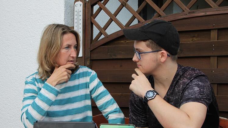 Mutter und Sohn im Gespräch über den Klimawandel: Stadträtin Heike Kötzner erfuhr von ihrem Sohn Michel von der aktuellen Diskussion über den Youtuber Rezo. Foto: Ulrike Müller