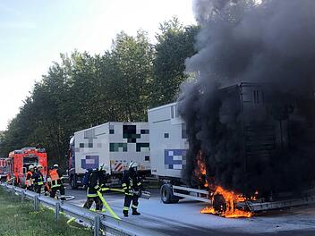 Auf der A73 bei Bamberg hat am Mittwochabend ein Lkw Feuer gefangen. Foto: Merzbach/News5