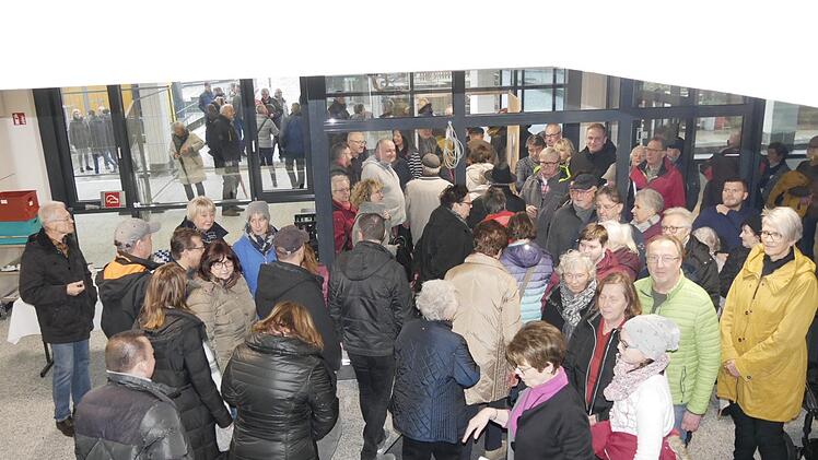 Bürgermeisterin Elke Protzmann führt die nächste Gruppe durch  das Rathaus.    Foto: Manja von Nida