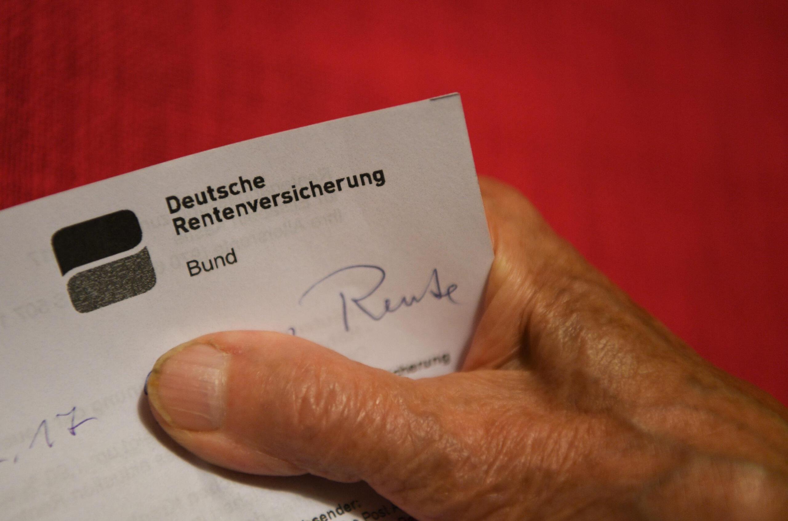 Besonderes Schreiben von der deutschen Rentenversicherung im ...