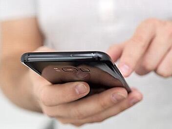 Eltern sollten ihren Kindern das Smartphone nicht wegnehmen – sonst laufen sie Gefahr das die Kinder bei Problemen nicht mehr zu ihnen kommen, meint die Projektgruppe „Digitale Sucht“ der Gesundheitsregion-plus.