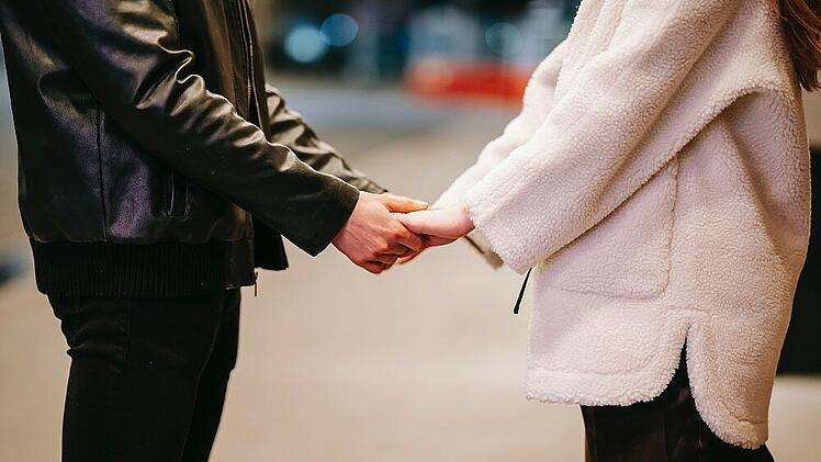 Liebt er mich oder macht er mir nur etwas vor?   Bild: pexels-katerina-holmes-5911040