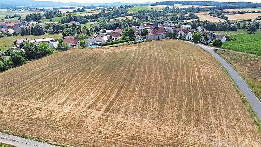 Auf diesem Acker gleich hinter der Kirche sollen einmal 20 Wohnh&auml;user gebaut werden k&ouml;nnen. Angesichts der steigenden Bau- und Energiepreise hat B&uuml;rgermeister Oppelt f&uuml;r Donnerstag zu einer B&uuml;rgerversammlung eingeladen, um das weitere Vorgehen mit...