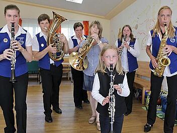 Eine große musikalische Familie   (von links): Julia  und Florian Bayer,  Michaela Pfister, Karin Bayer,  Marlen Lorenzen, Heidi Pfister und Susanne Lorenzen im Vereinsheim Foto: Barbara Herbst