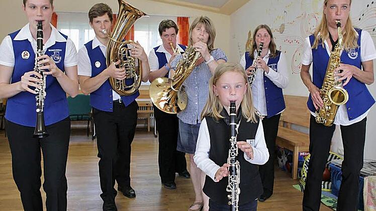 Eine große musikalische Familie   (von links): Julia  und Florian Bayer,  Michaela Pfister, Karin Bayer,  Marlen Lorenzen, Heidi Pfister und Susanne Lorenzen im Vereinsheim Foto: Barbara Herbst