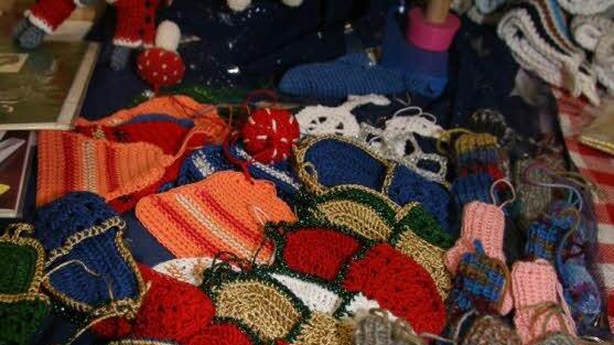 Weihnachtspantoffeln, Rettungsringe in Weiß-Blau oder doch lieber einen Fliegenpilz oder eine echte Weihnachtsmaus - es gibt nichts, was die Damen vom Strickkreis nicht selbst machen können. Der Christbaumschmuck ist herzallerliebst