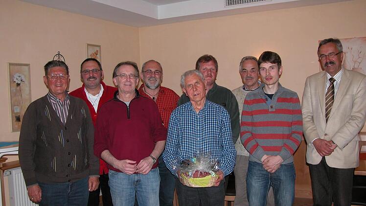 Mitglieder des alten und neuen Vorstands von links: Ewald Kiesel, Peter Hillenbrand, Franz Hillenbrand, Reiner Hillenbrand, Berthold Katzenberger, Frank Hofmann, Winfried Schneider, Johannes Jeger und Bürgermeister Günter Kiesel. Foto: Jagdgenossen Haard