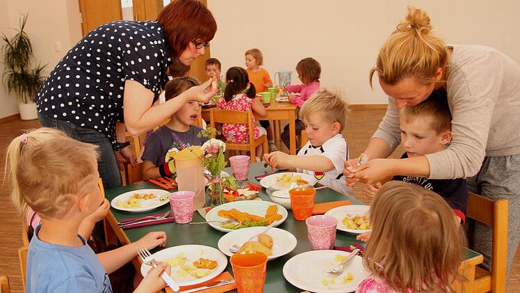 Für die Kleinen gibt es beim ersten Mal noch etwas Hilfe von den Erzieherinnen.