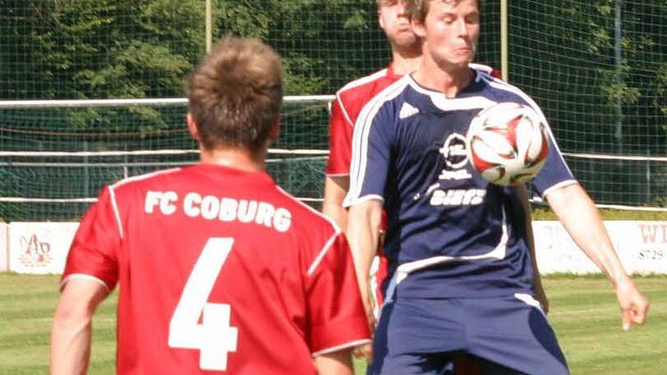 Der Eberner Simon Fischer (blaues Trikot) nimmt den Ball gekonnt mit der Brust an.