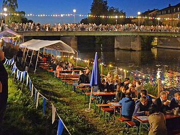 Wunderschöne Abendstimmung am Fluss - so lieben die Bamberger und die Besucher die Sandkirchweih. Doch langfristig ist der Festbetrieb bedroht: Gestiegene Sicherheitsanforderungen und hohe Kosten stellen die bisherigen Veranstalterstrukturen in Frage.  Foto: Ronald Rinkelf