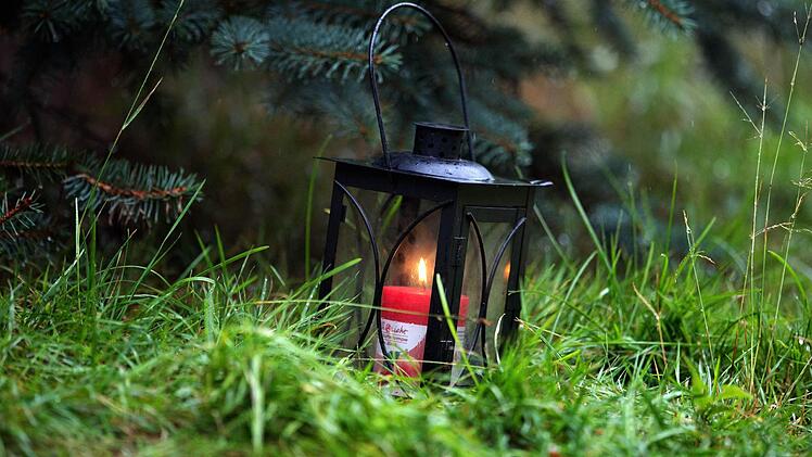 Eine brennende Kerze, die ein Mann zuvor abgestellt hatte, steht am 18.08.2015 an der Hofeinfahrt eines Bauernhofes in Lampersdorf (Sachsen). Bei der Suche nach der vermissten 17-jährigen Anneli hat die Polizei eine grausige Entdeckung gemacht. Auf einem Hof habe man die Leiche einer jungen Frau gefunden, teilte die Polizei in der Nacht zum Dienstag mit. Ob es sich dabei um das mutmaßliche Entführungsopfer handele, sei noch nicht abschließend geklärt. Foto: Arno Burgi/dpa