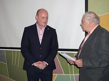 Als ältester Stadtrat oblag es Edgar Schöppner (rechts), Georg Seiffert zum Ersten Bürgermeister der Stadt Bischofsheim zu vereidigen. Foto: Marion Eckert
