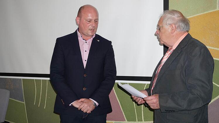 Als ältester Stadtrat oblag es Edgar Schöppner (rechts), Georg Seiffert zum Ersten Bürgermeister der Stadt Bischofsheim zu vereidigen. Foto: Marion Eckert