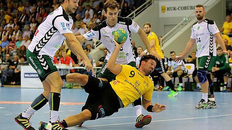 Im Hinspiel in der HUK-Arena hatte der HSC 2000 Coburg (hier Dominic Kelm beim Abschluss) mit 31:33 knapp das Nachsehen gegen den letztjährigen Aufsteiger SC DHfK Leipzig. Gelingt den Coburgern im insgesamt vierten Duell endlich der erste Sieg? Foto: Albert Hochstädter/Archiv
