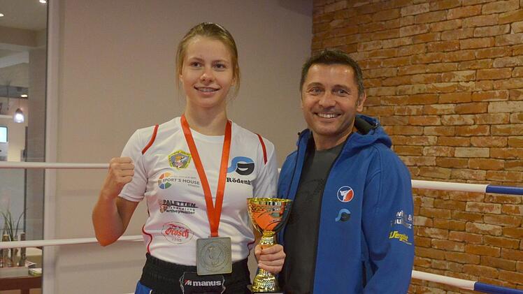 Trainer Jochen Paulfranz von der SG "Kampfgeist" Rödental ist stolz auf seine Kämpferin Victoria Linz. Rainer Lutz