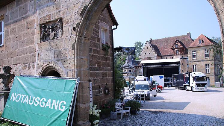 Die Sicherheitsbanner lehnen bereits an der Schlossmauer. Jutta Rudel