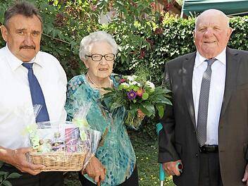 Das Jubelpaar Anna und Otto Neubauer mit Zweitem Bürgermeister Sebastian Schwarzmann Foto: Mathias Erlwein