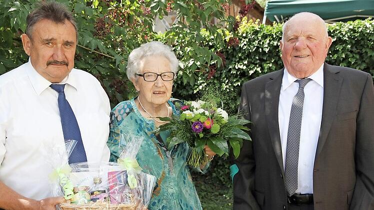 Das Jubelpaar Anna und Otto Neubauer mit Zweitem Bürgermeister Sebastian Schwarzmann Foto: Mathias Erlwein