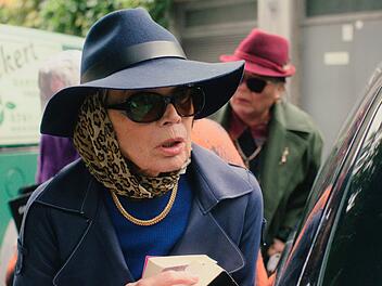 Als Irene (Uschi Glas) im ARD-Film "Wir vier und der Enkeltrick" Opfer eines Schockanrufers wird, beschließt sie mit ihren neuen Freundinnen, den Verbrechern das Handwerk zu legen.