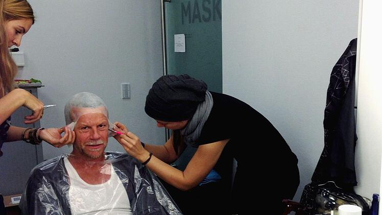 Für sein "Alters-Experiment" ließ sich der Reporter Jenke von Wilmsdorff in einen gebrechlichen Rentner verwandeln.